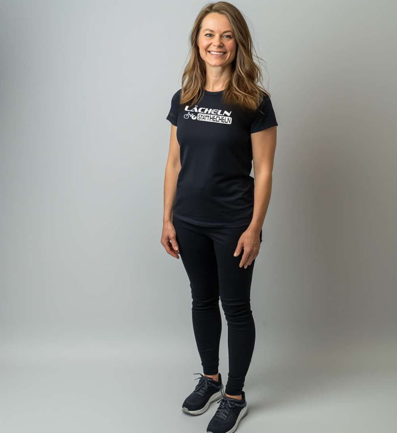 Lächeln statt hecheln | Damen Premium Organic T-Shirt von Rad&Rucksack - am Model präsentiert