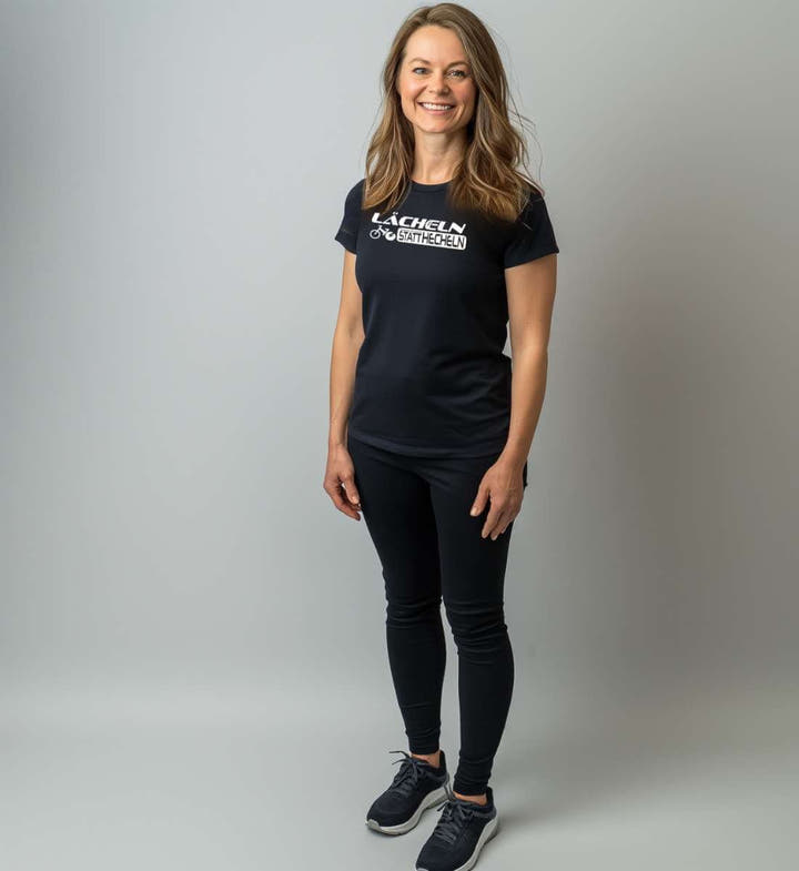Lächeln Statt Hecheln Bio T-Shirt Damen – Modelbild (100% Bio-Baumwolle) von Rad&Rucksack