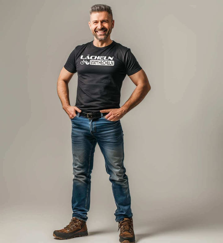 Lächeln Statt Hecheln Bio T-Shirt Herren – Modelbild (100% Bio-Baumwolle) von Rad&Rucksack