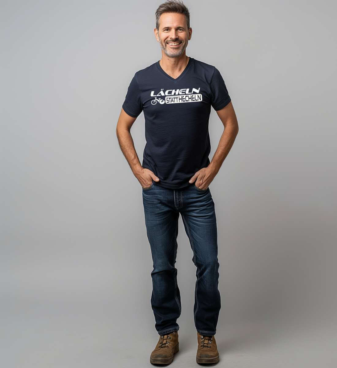 Lächeln statt hecheln | Herren V-Neck Premium Organic T-Shirt von Rad&Rucksack - weitere Modelansicht 2