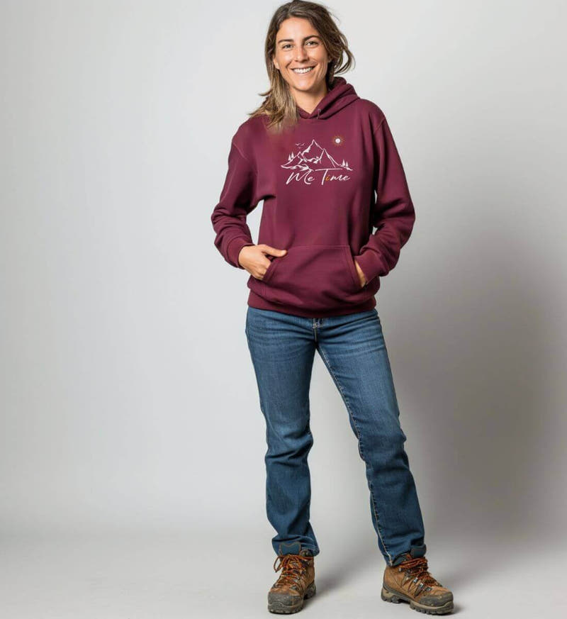 Me Time | Unisex Organic Hoodie von Rad&Rucksack - am Model präsentiert