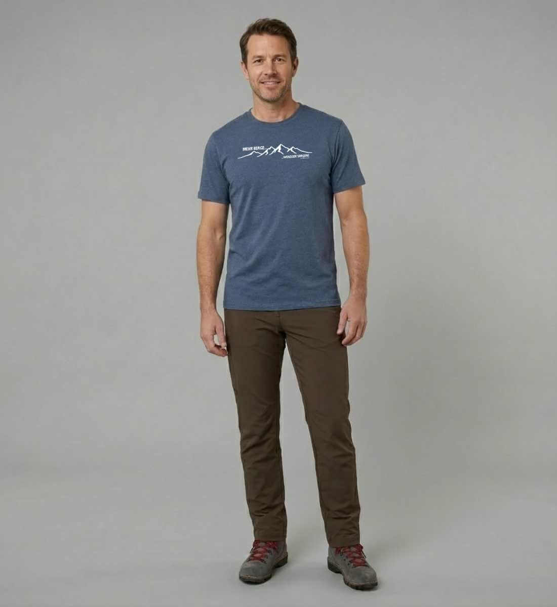 Mehr Berge | Herren Premium Organic T-Shirt von Rad&Rucksack - am Model präsentiert