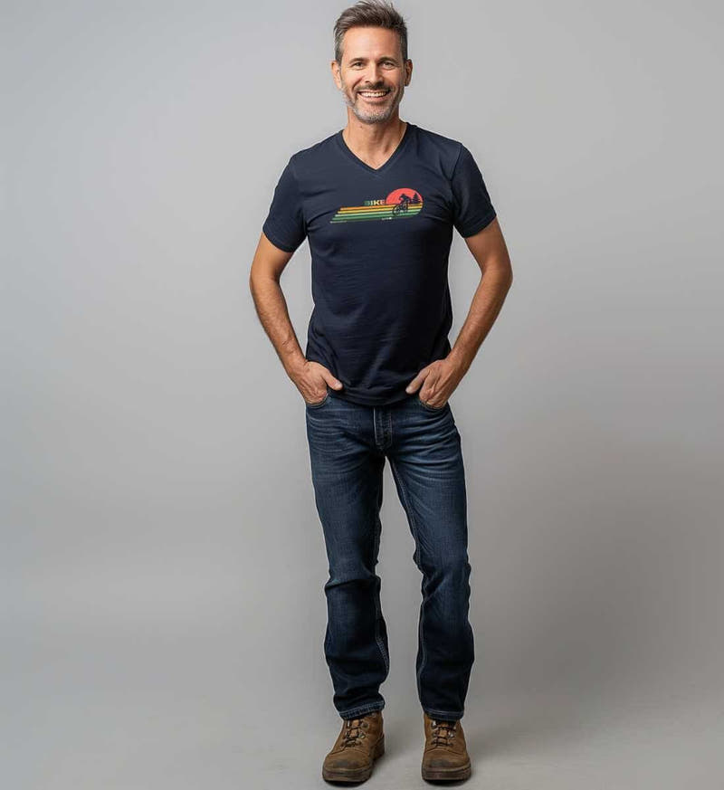 Mountain Bike | Herren V-Neck Premium Organic T-Shirt von Rad&Rucksack - am Model präsentiert
