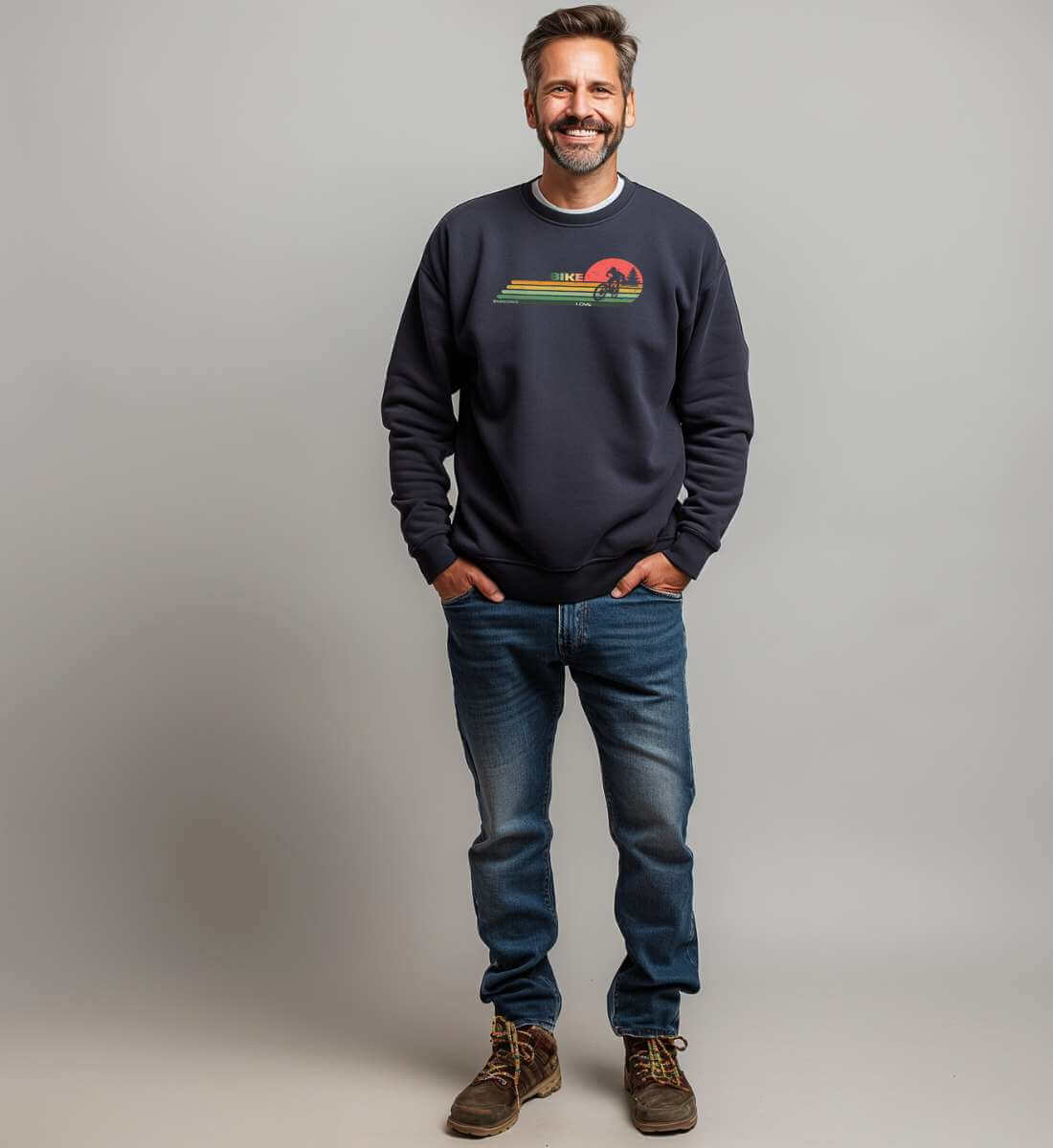 Mountain Bike | Unisex Organic Pullover von Rad&Rucksack - am Model präsentiert