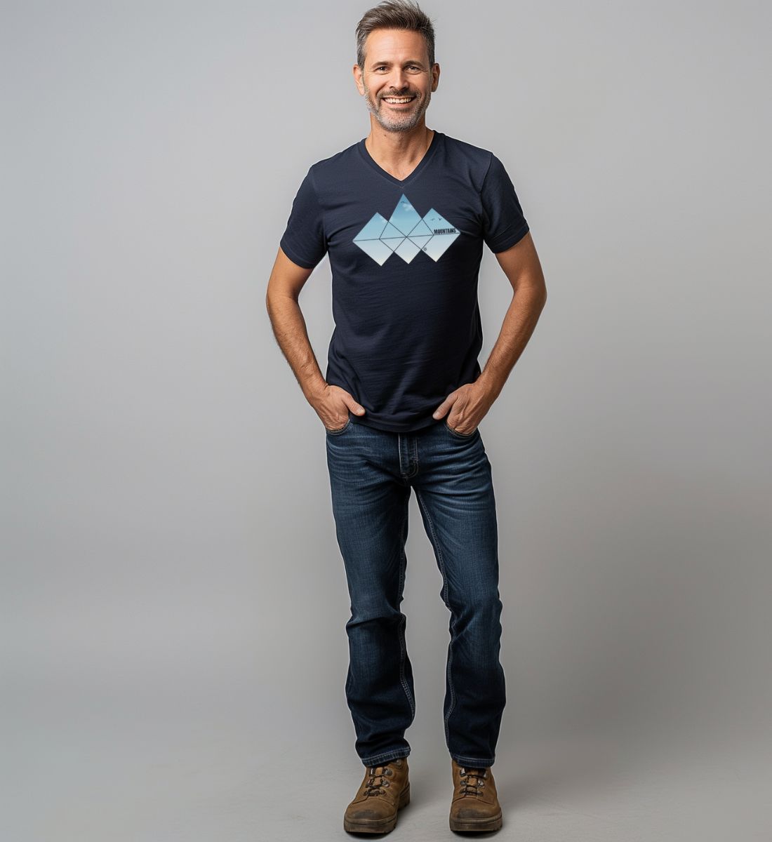 Mountain | Herren V-Neck Premium Organic T-Shirt von Rad&Rucksack - am Model präsentiert