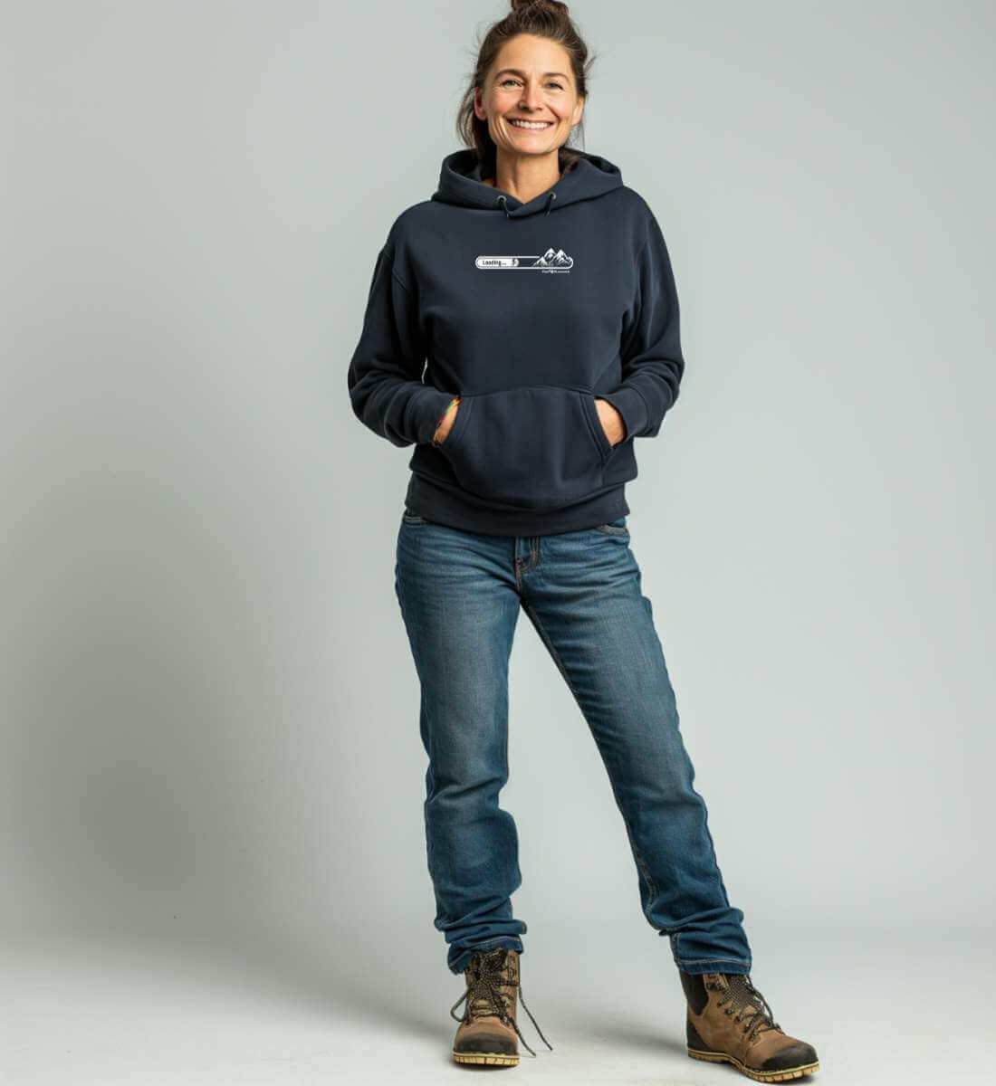 MTB Loading | Unisex Organic Hoodie von Rad&Rucksack - am Model präsentiert