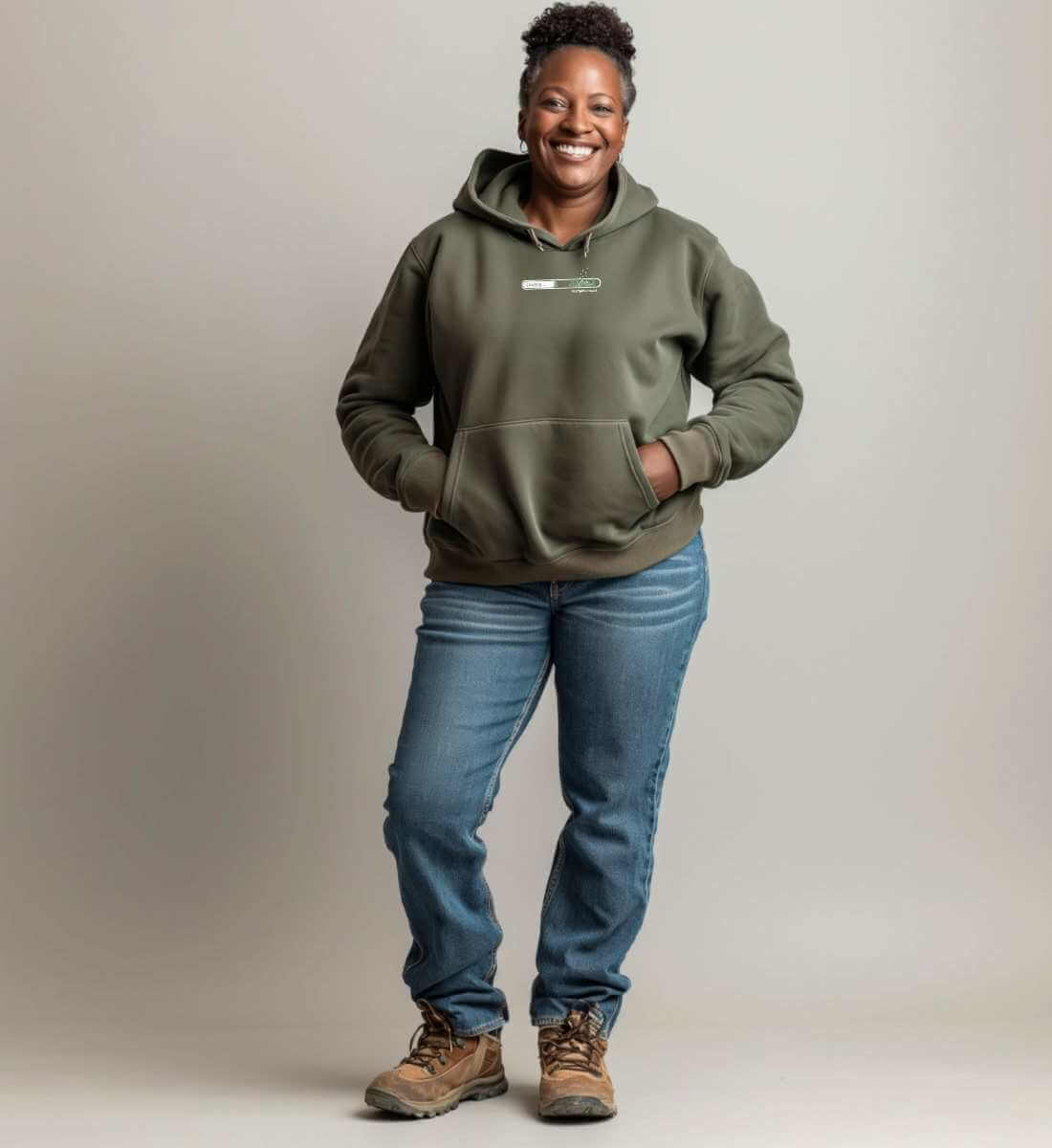 Natur Loading | Unisex Organic Hoodie von Rad&Rucksack - am Model präsentiert