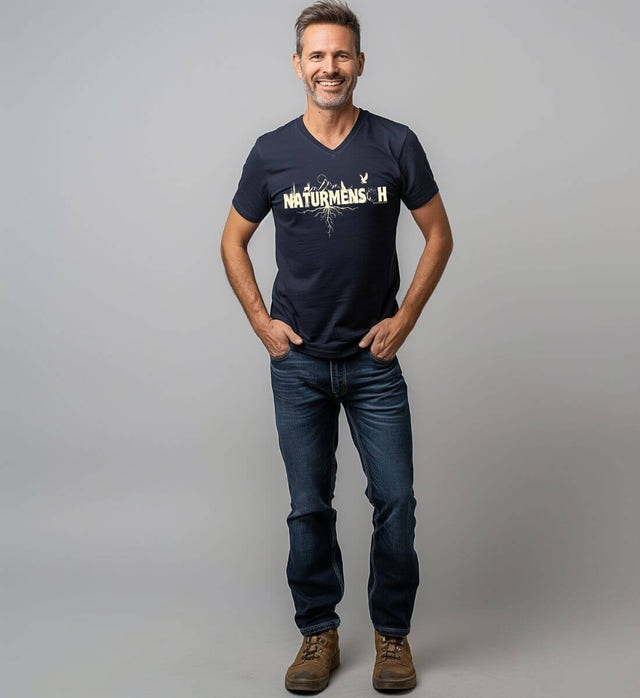 Naturmenschen Bio V-Neck T-Shirt Herren – Modelbild (100% Bio-Baumwolle) von Rad&Rucksack