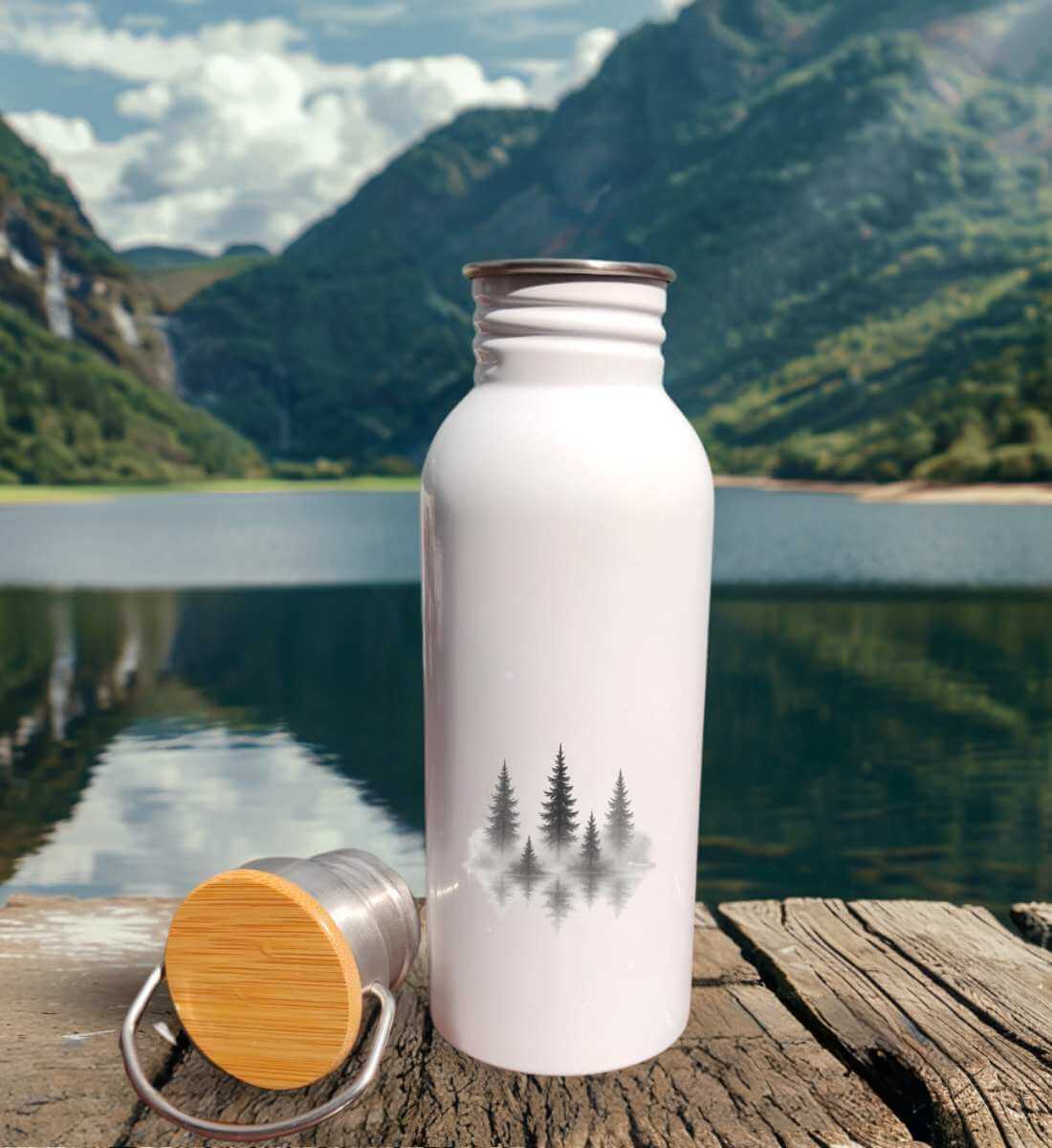 Nebelwald | Edelstahl Trinkflasche von Rad&Rucksack - am Model präsentiert