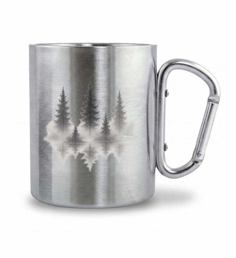 Nebelwald | Edelstahltasse mit Karabinergriff von Rad&Rucksack - am Model präsentiert