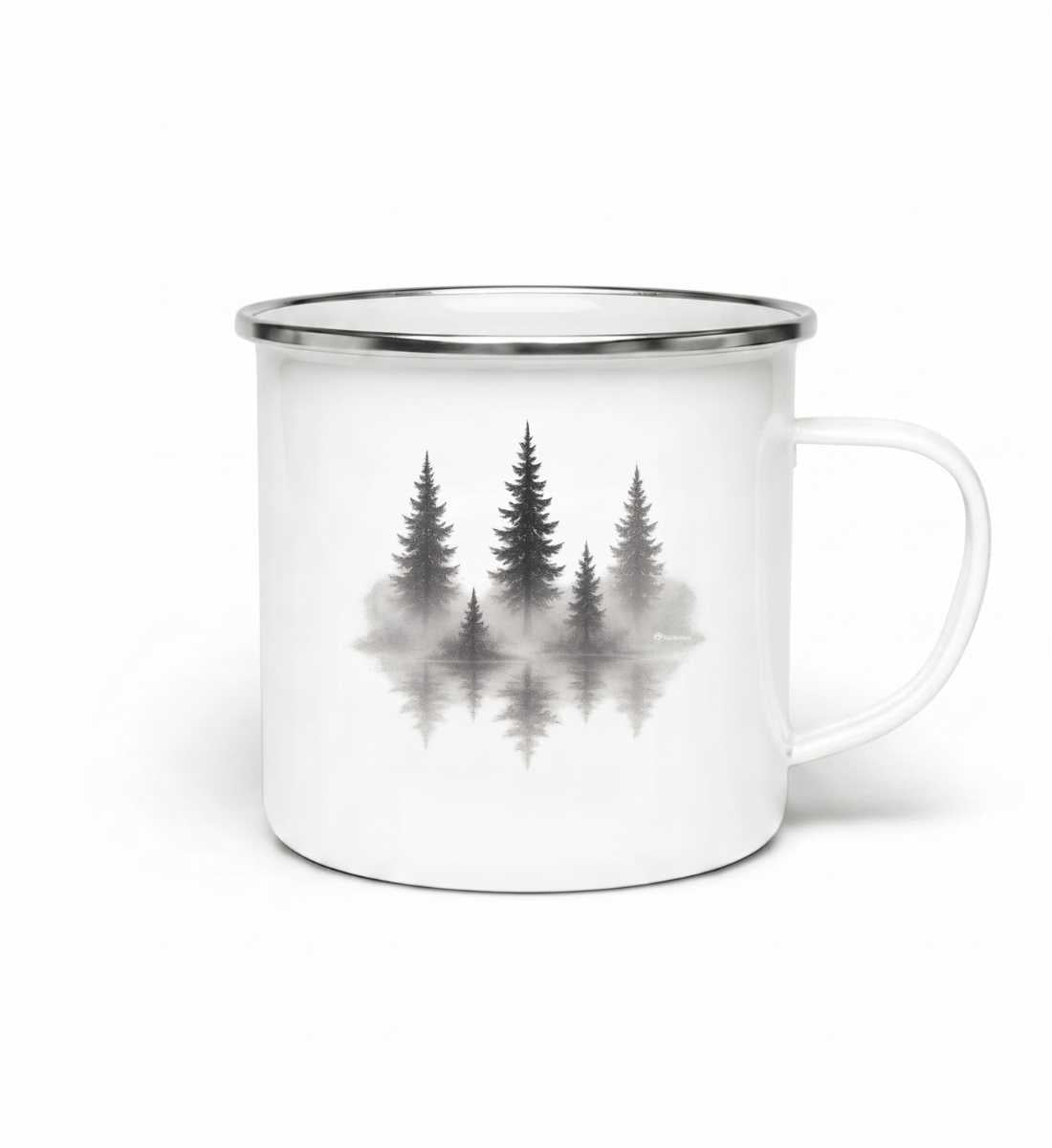 Nebelwald | Emaille Tasse von Rad&Rucksack - am Model präsentiert