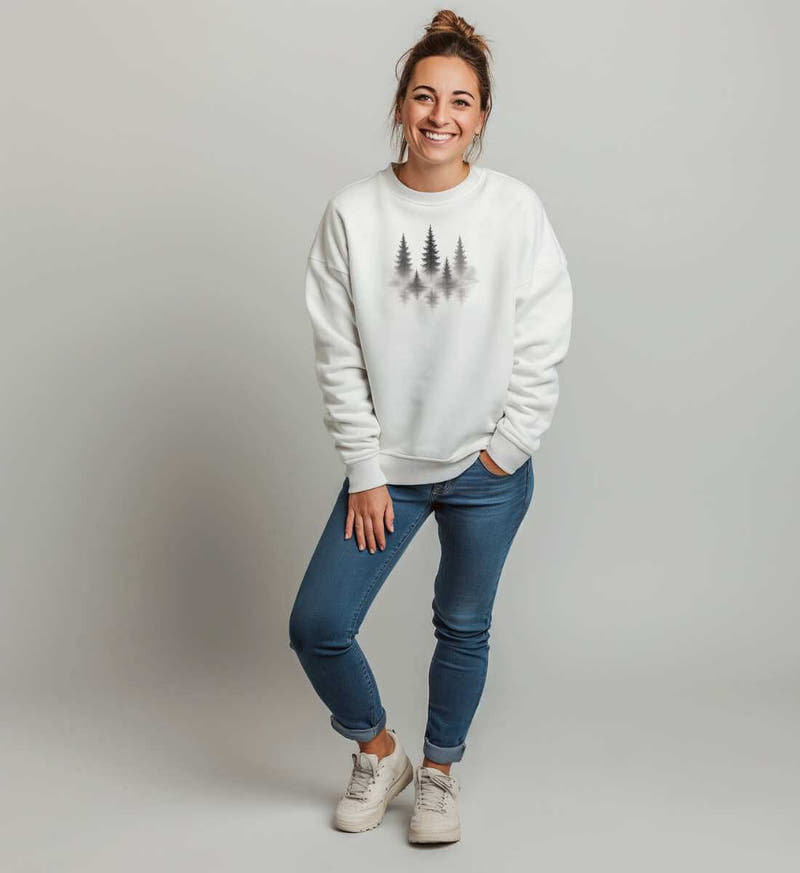 Nebelwald | Unisex Organic Pullover von Rad&Rucksack - am Model präsentiert