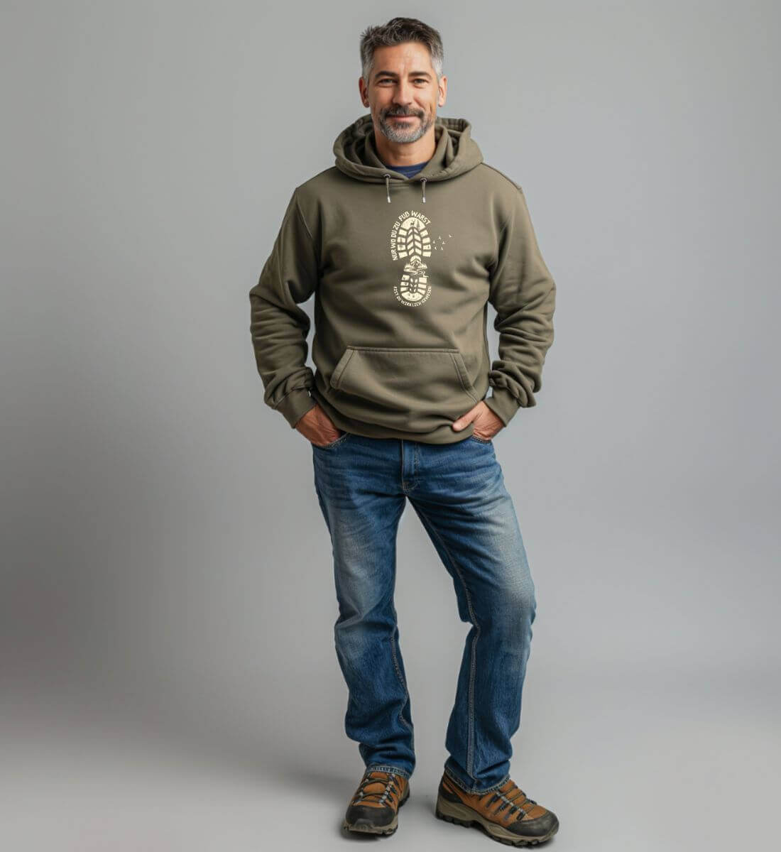 Nur wo du zu Fuß warst | Unisex Organic Hoodie von Rad&Rucksack - am Model präsentiert