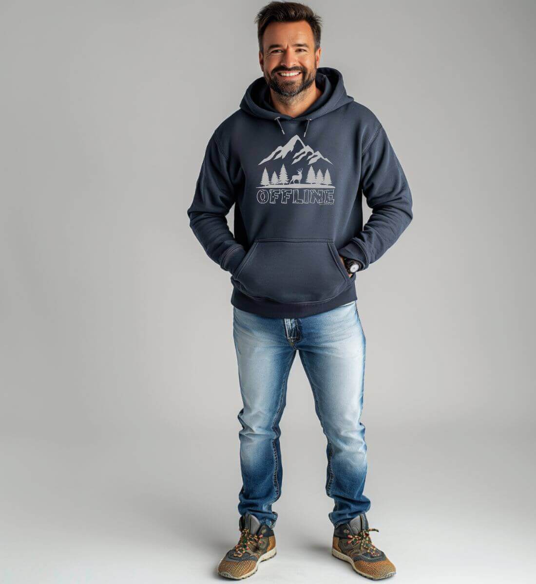 Offline Berg | Unisex Organic Hoodie von Rad&Rucksack - am Model präsentiert