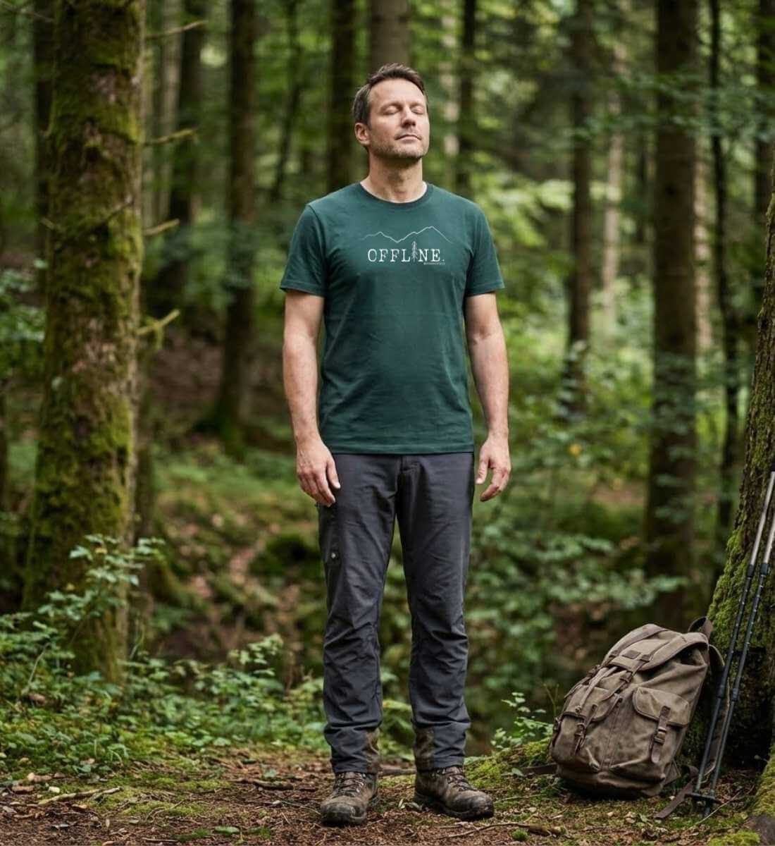 Offline. | Herren Premium Organic T-Shirt von Rad&Rucksack - am Model präsentiert