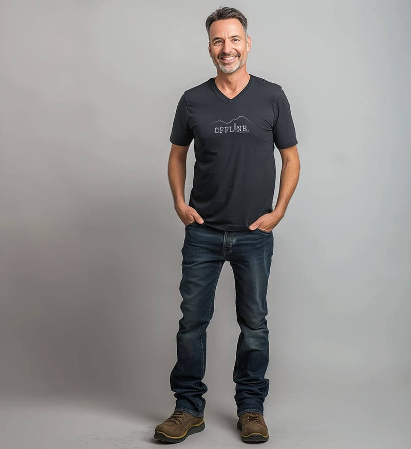 Offline. | Herren V-Neck Premium Organic T-Shirt von Rad&Rucksack - am Model präsentiert