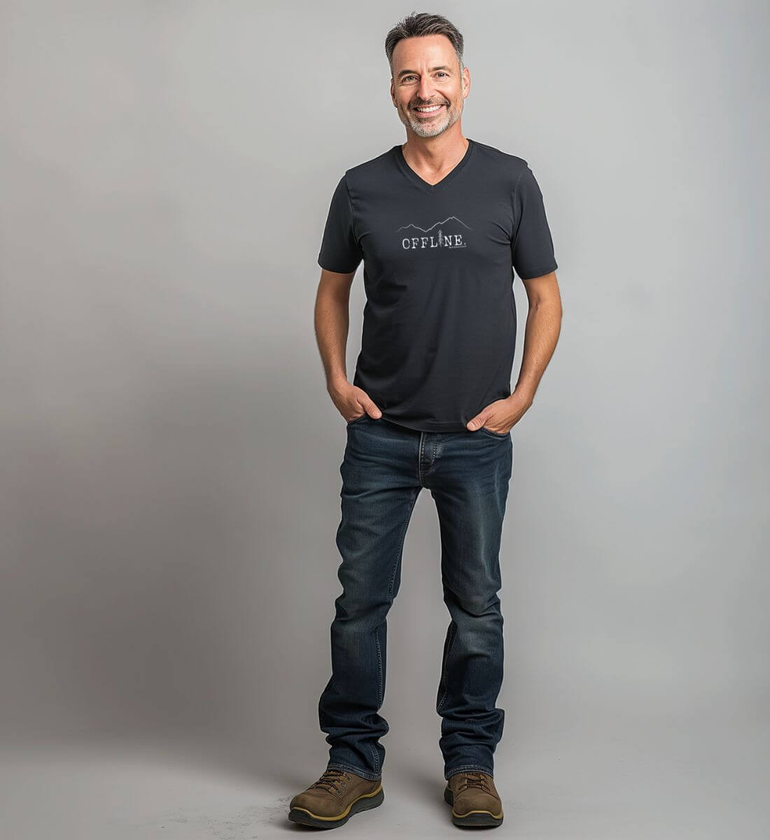 Offline. | Herren V-Neck Premium Organic T-Shirt von Rad&Rucksack - am Model präsentiert