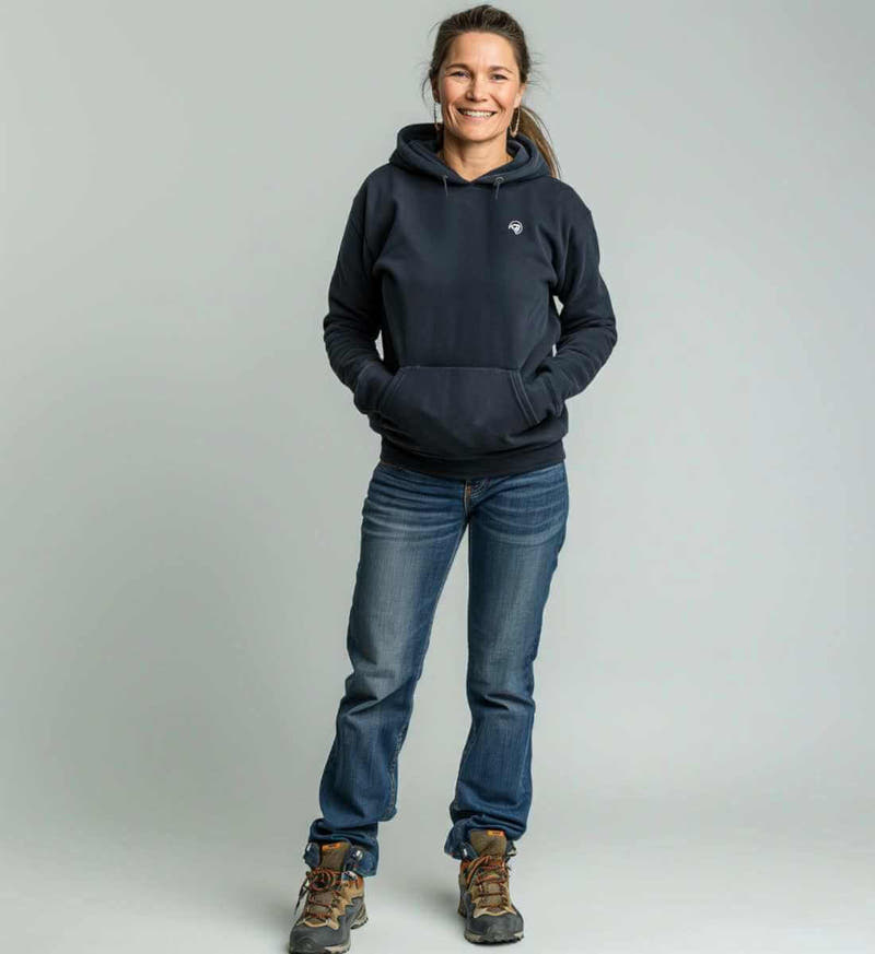 Rad&Rucksack Style | Unisex Organic Hoodie von Rad&Rucksack - am Model präsentiert