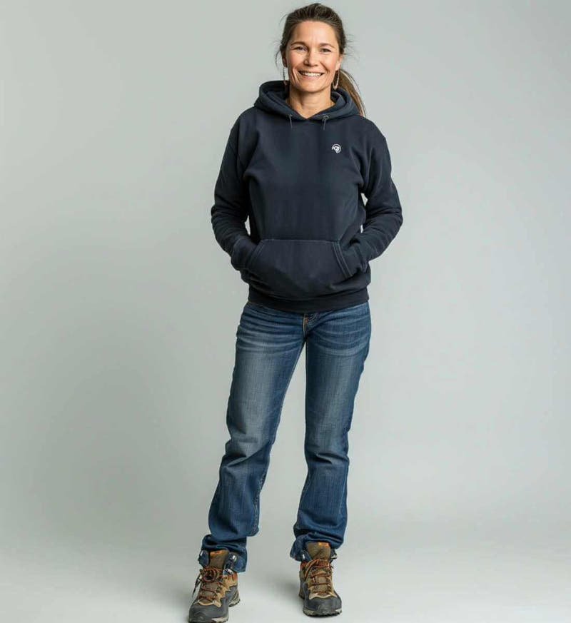 Rad&Rucksack Style | Unisex Organic Hoodie von Rad&Rucksack - am Model präsentiert