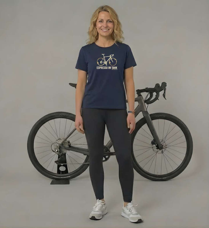 Rennrad & Kaffee T-Shirt Damen Tragebild – Modelbild (100% Bio-Baumwolle) von Rad&Rucksack