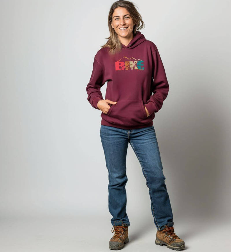 Rennrad Love | Unisex Organic Hoodie von Rad&Rucksack - am Model präsentiert