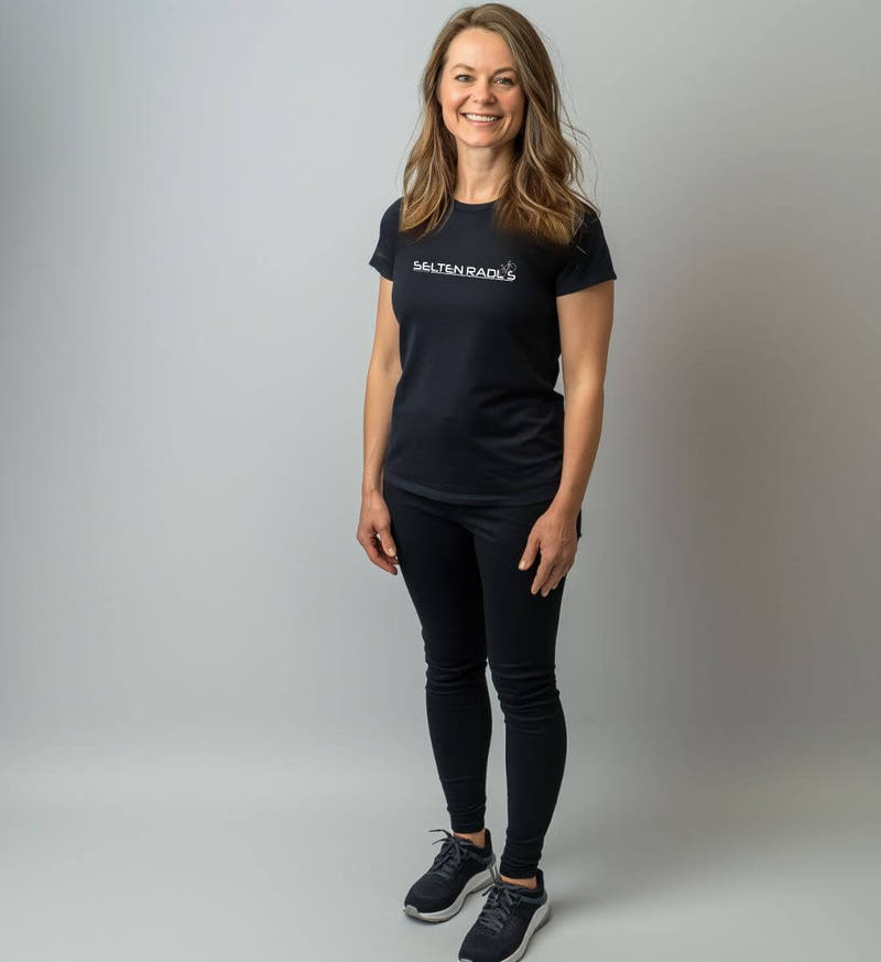 Selten-radlos | Damen Premium Organic T-Shirt von Rad&Rucksack - am Model präsentiert