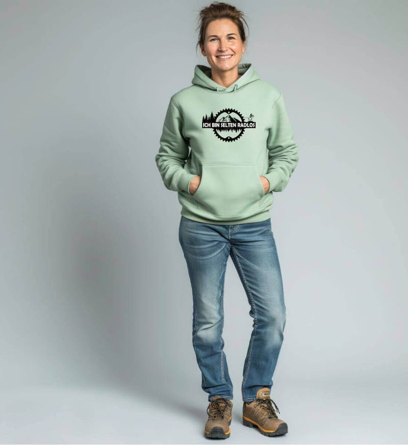 Selten radlos | Unisex Organic Hoodie von Rad&Rucksack - am Model präsentiert