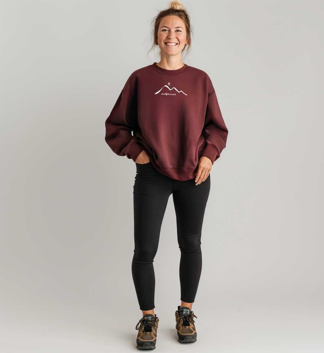 Ski Mountain | Unisex Organic Pullover von Rad&Rucksack - am Model präsentiert