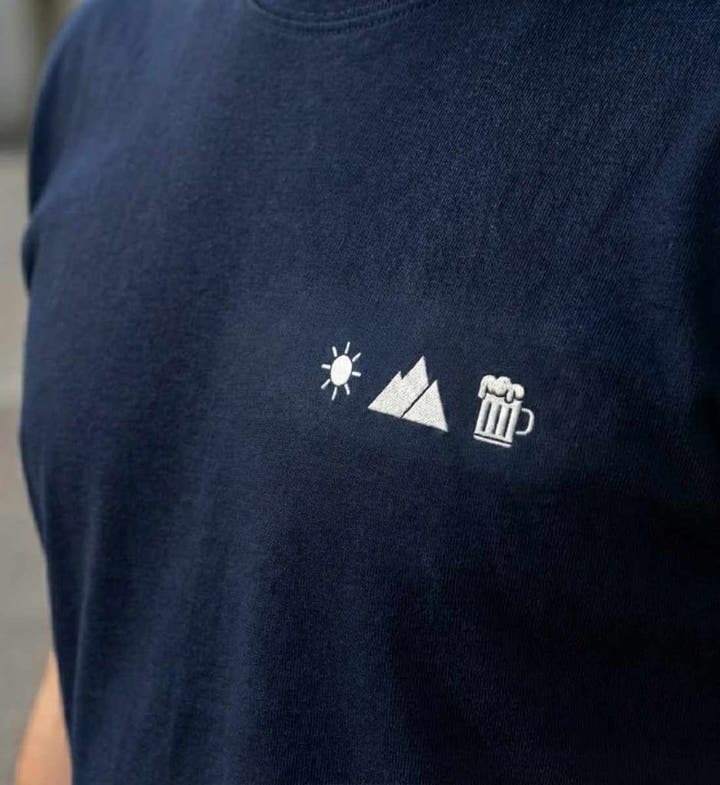 Sonne Berg Bier T-Shirt Bestickt Herren – Modelbild (100% Bio-Baumwolle) von Rad&Rucksack