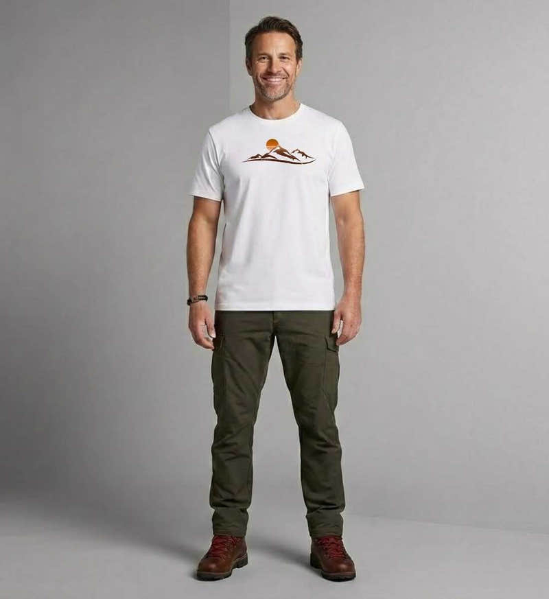Sonnenuntergang Berg Bio T-Shirt Herren – Modelbild (100% Bio-Baumwolle) von Rad&Rucksack