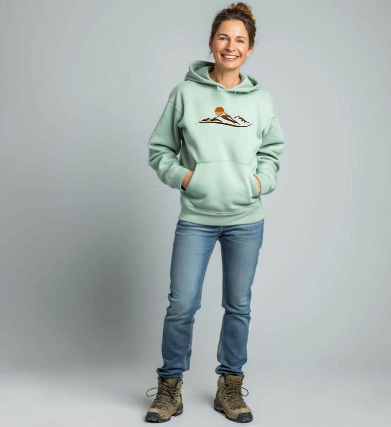 Sonnenuntergang Berg Bio Hoodie – Modelbild (350 g/m² Bio-Baumwolle) von Rad&Rucksack