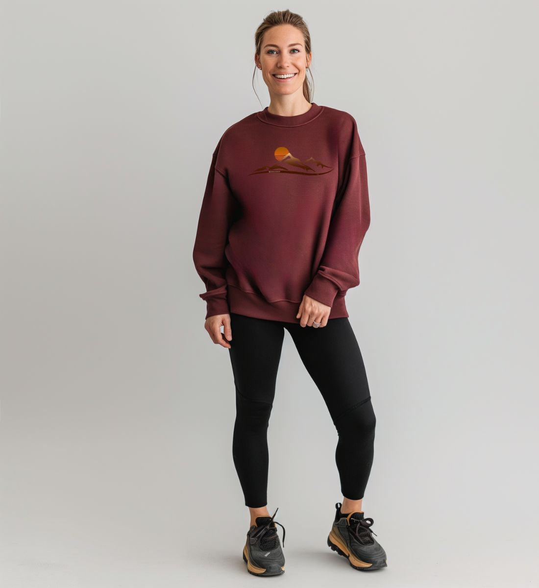 Sonnenuntergang Berg | Unisex Organic Pullover von Rad&Rucksack - am Model präsentiert