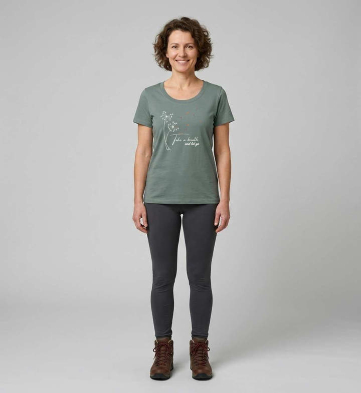 Take A Breath T-Shirt Damen – Modelbild (155 g/m² Bio-Baumwolle, tailliert) von Rad&Rucksack