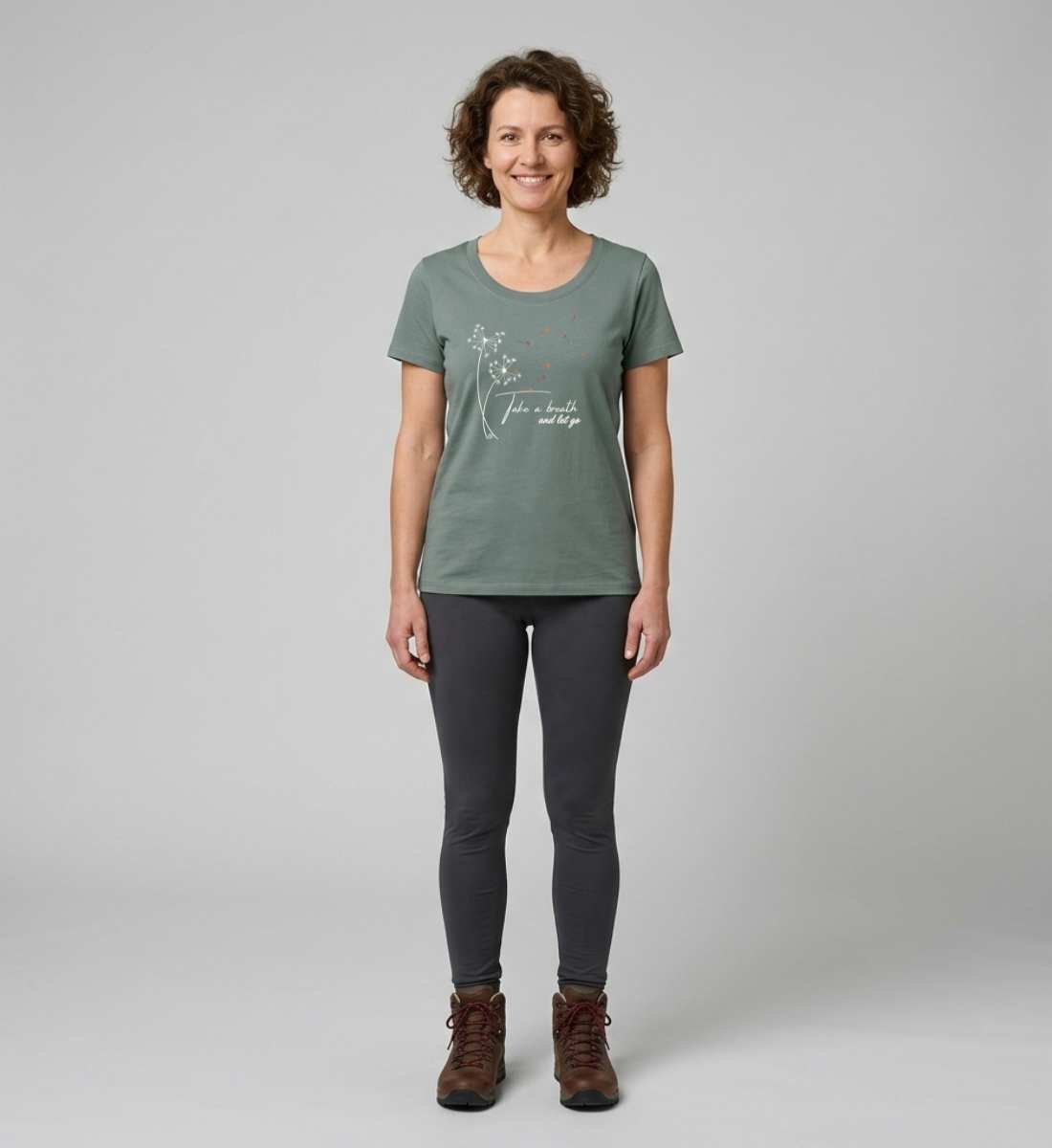 Take a breath | Damen Premium Organic T-Shirt (Fitted) von Rad&Rucksack - am Model präsentiert