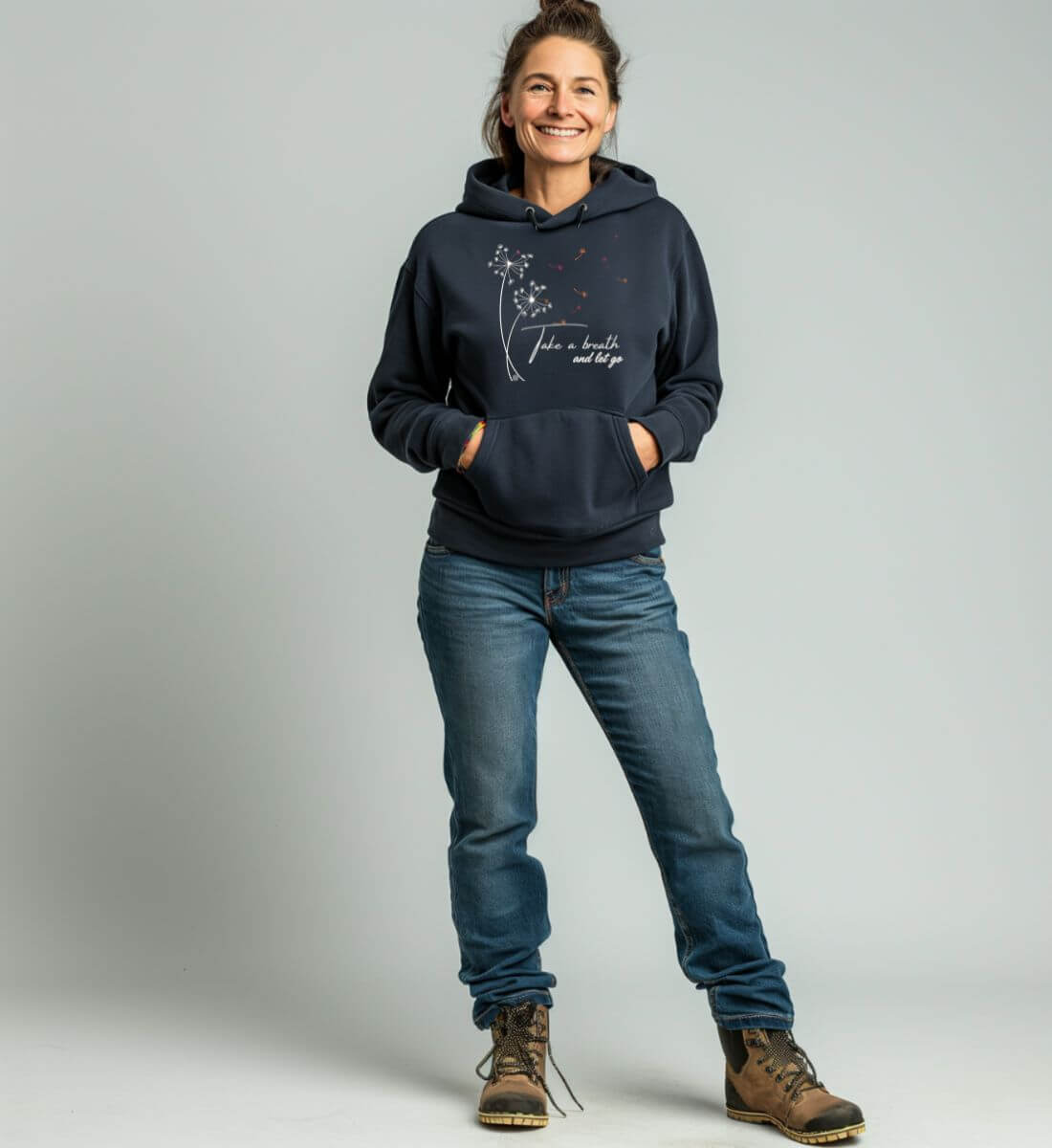 Take a breath | Unisex Organic Hoodie von Rad&Rucksack - am Model präsentiert