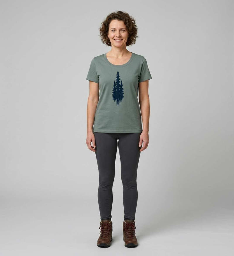 Tannen | Damen Premium Organic T-Shirt (Fitted) von Rad&Rucksack - am Model präsentiert