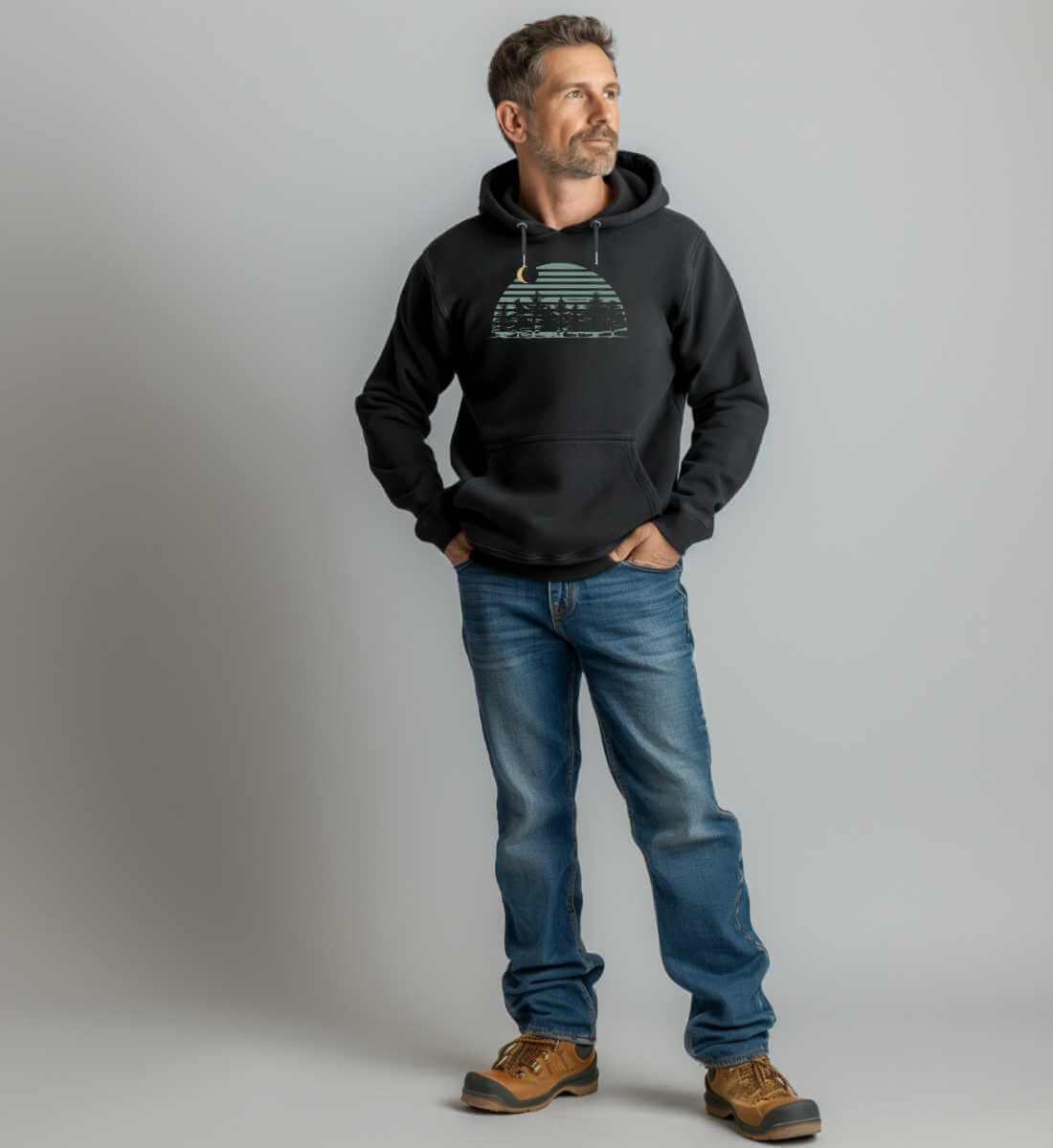 Tannenwald | Unisex Organic Hoodie von Rad&Rucksack - am Model präsentiert