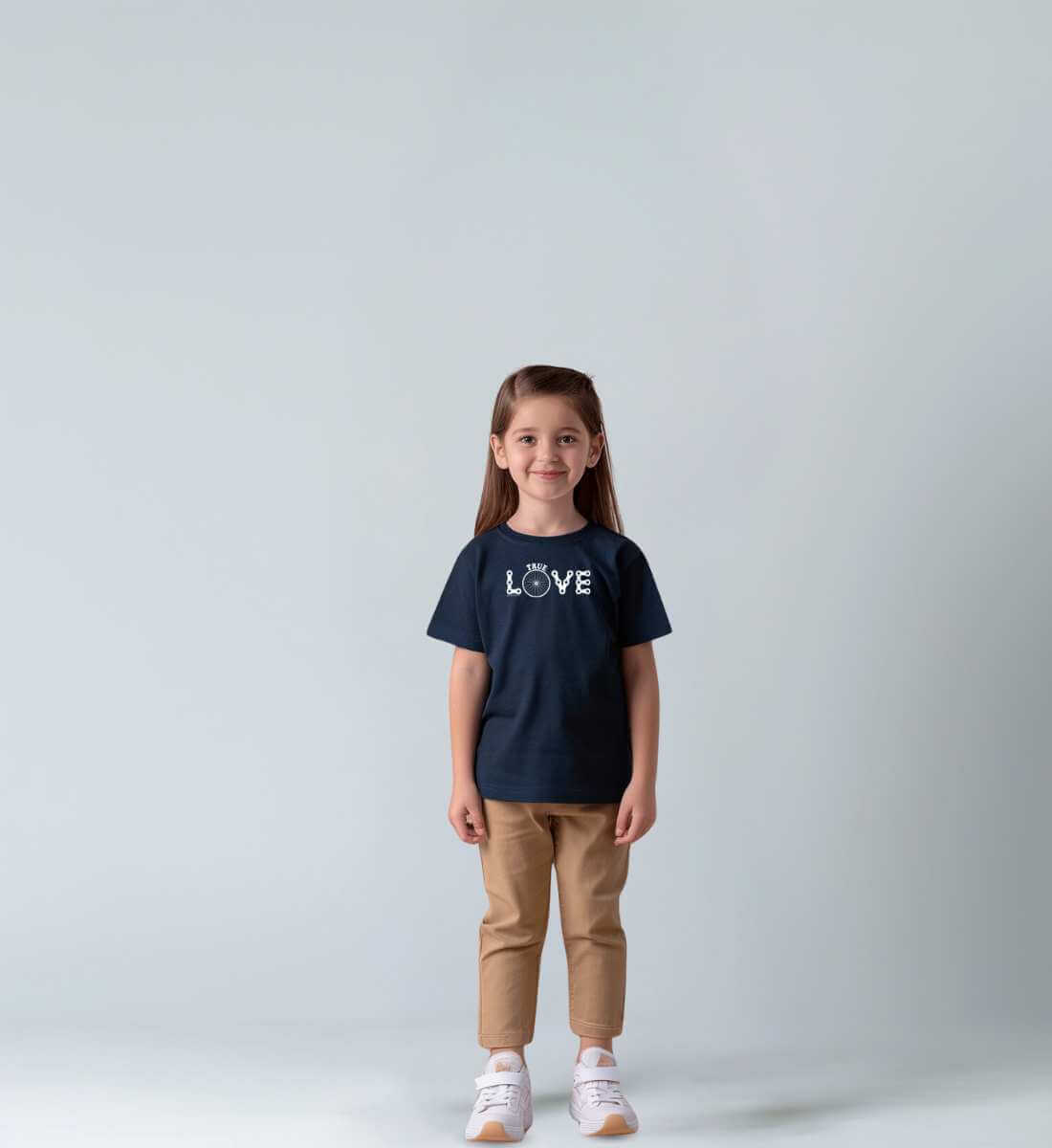 True Love Kids | Kinder Premium Organic T-Shirt von Rad&Rucksack - am Model präsentiert