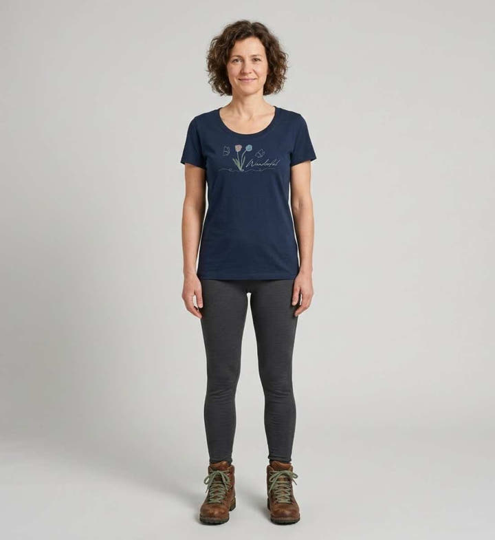 Tulpen Wanderful T-Shirt Damen – Modelbild (155 g/m² Bio-Baumwolle, tailliert) von Rad&Rucksack