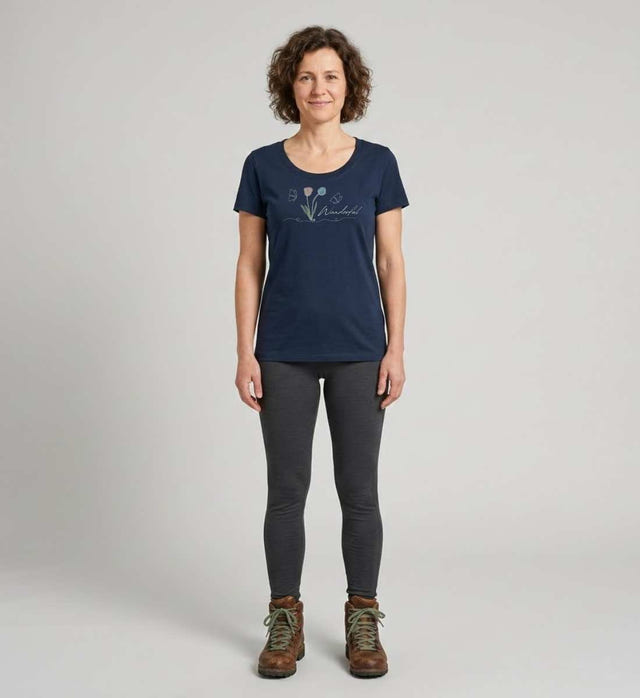 Tulpen Wanderful T-Shirt Damen – Modelbild (155 g/m² Bio-Baumwolle, tailliert) von Rad&Rucksack