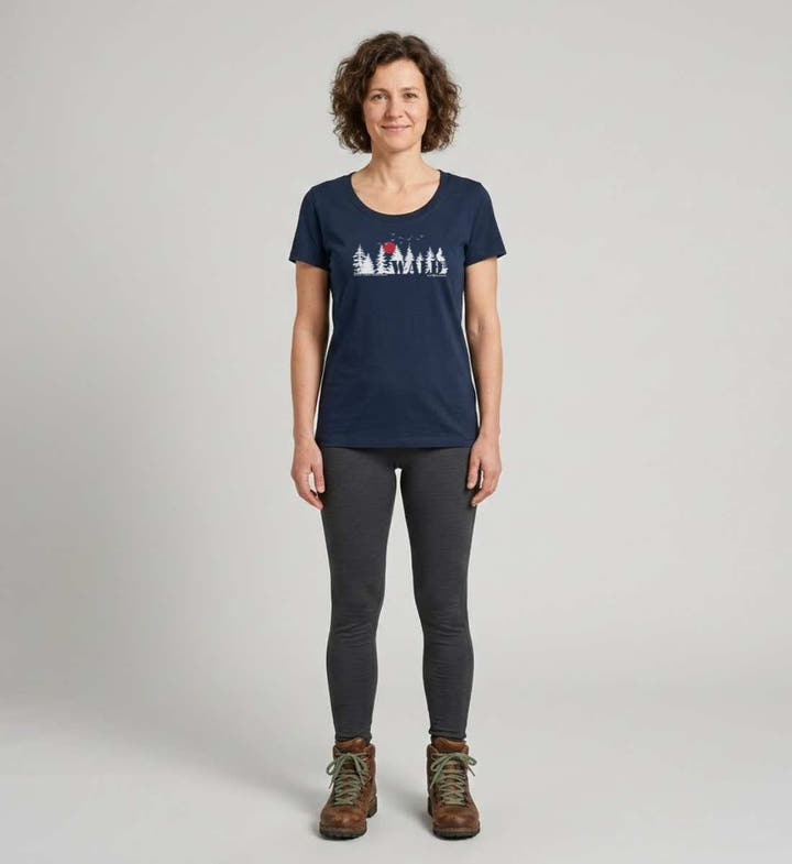 Wäldern T-Shirt Damen – Modelbild (155 g/m² Bio-Baumwolle, tailliert) von Rad&Rucksack