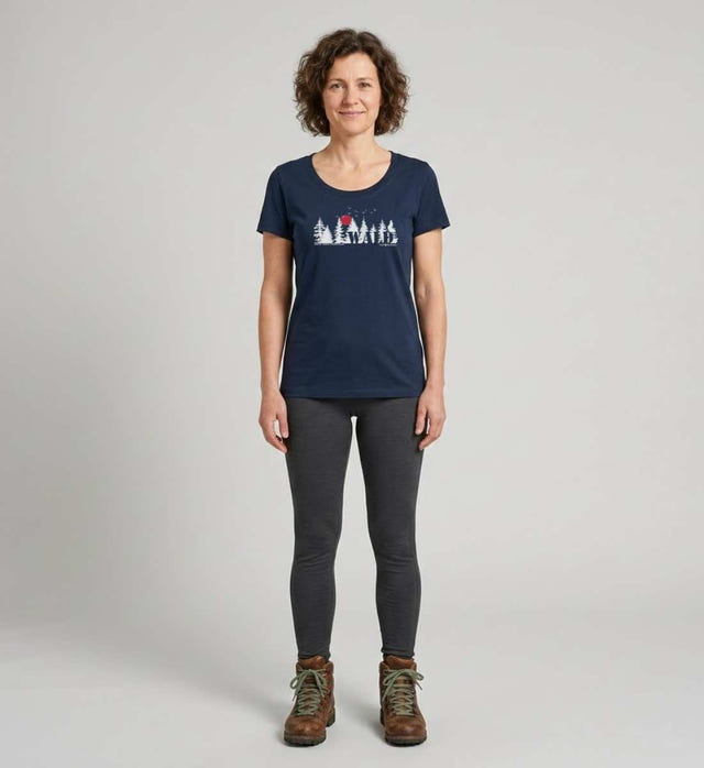 Wäldern T-Shirt Damen – Modelbild (155 g/m² Bio-Baumwolle, tailliert) von Rad&Rucksack