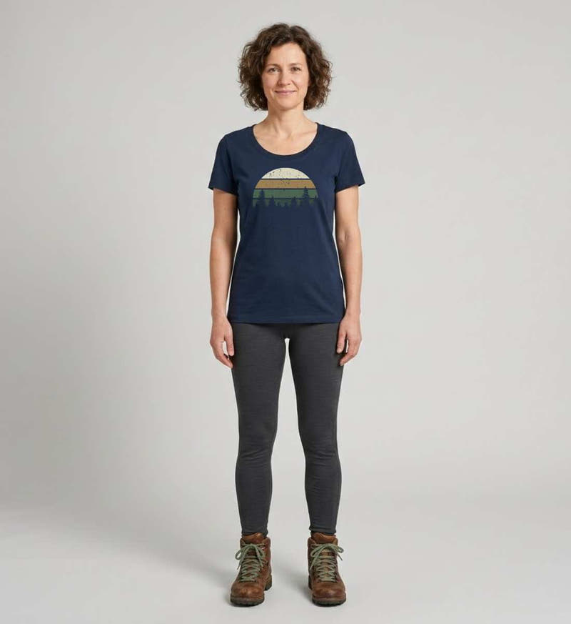 Wald | Damen Premium Organic T-Shirt (Fitted) von Rad&Rucksack - am Model präsentiert