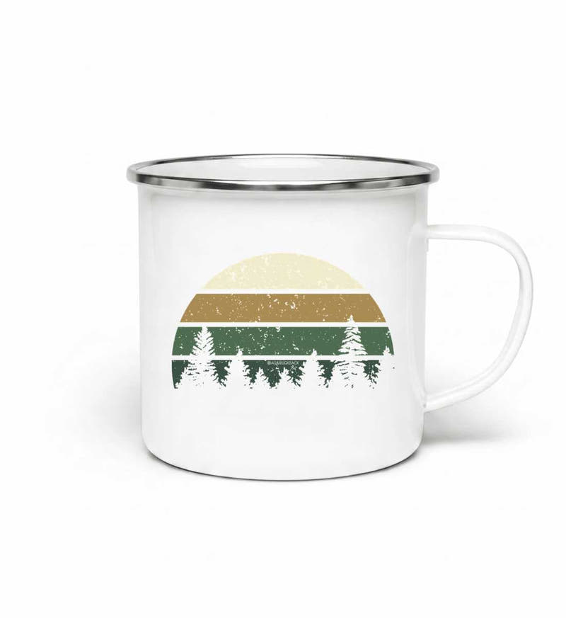 Wald | Emaille Tasse von Rad&Rucksack - am Model präsentiert