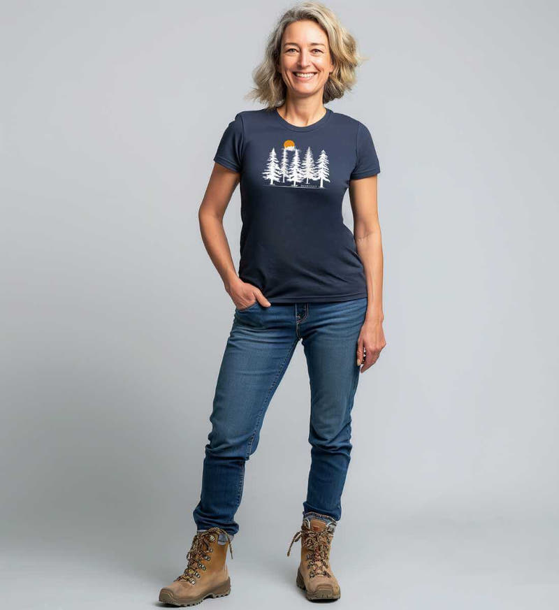 Wald Forest | Damen Premium Organic T-Shirt von Rad&Rucksack - am Model präsentiert
