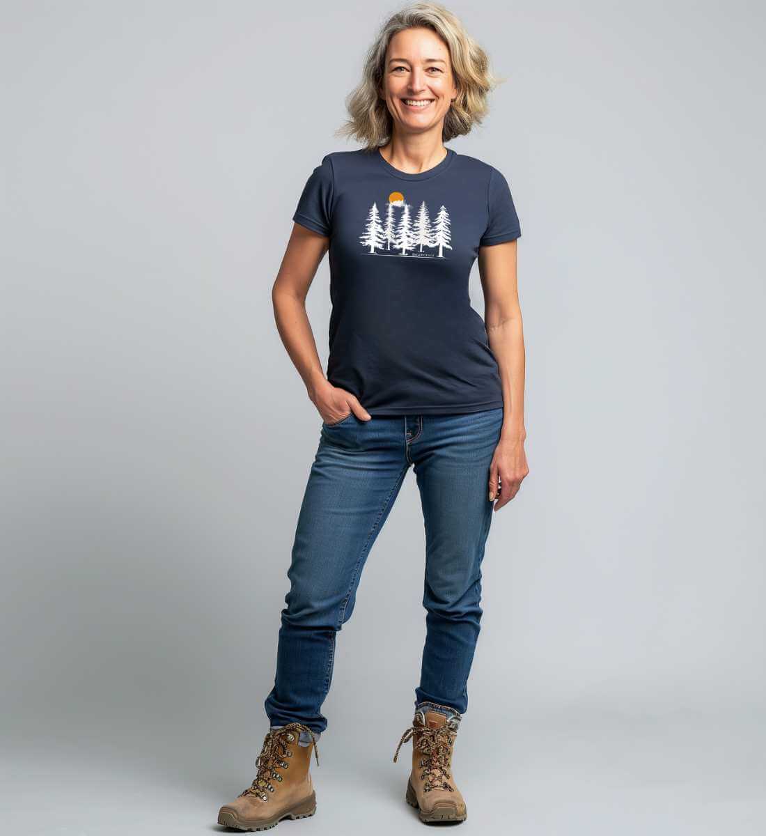 Wald Forest | Damen Premium Organic T-Shirt von Rad&Rucksack - am Model präsentiert