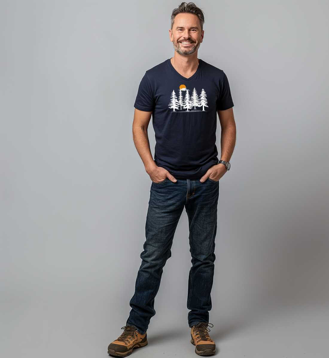 Wald Forest | Herren V-Neck Premium Organic T-Shirt von Rad&Rucksack - am Model präsentiert