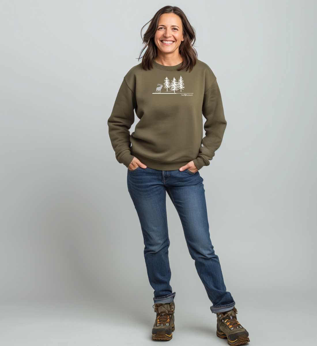 Wald Hirsch | Unisex Organic Pullover von Rad&Rucksack - am Model präsentiert