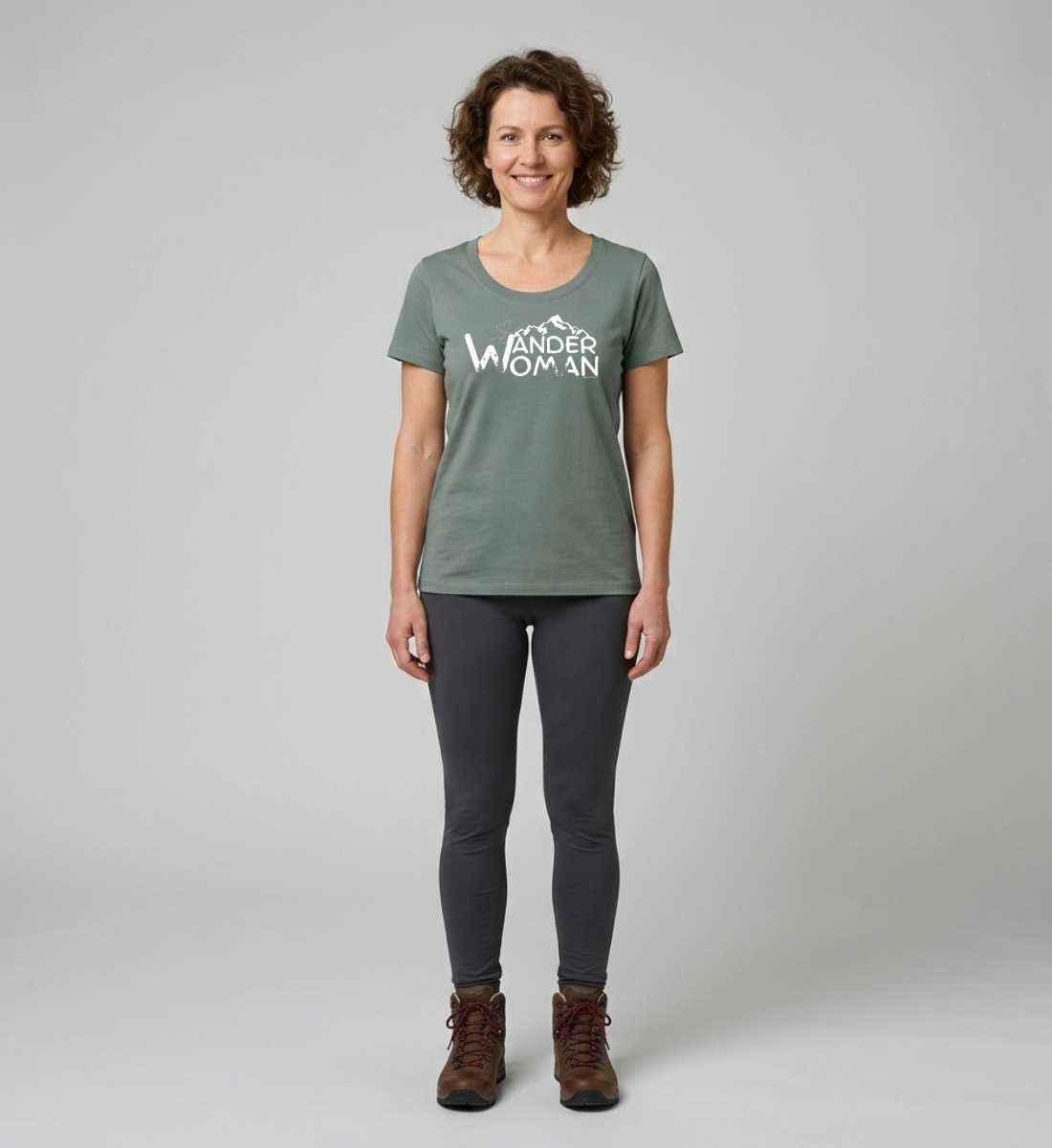 Wander Woman | Damen Premium Organic T-Shirt (Fitted) von Rad&Rucksack - am Model präsentiert