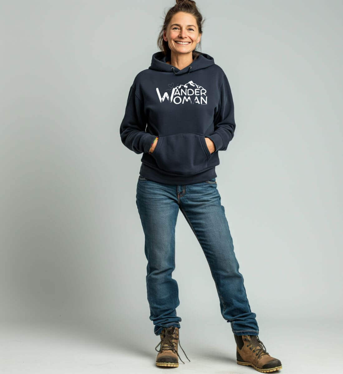 Wander Woman | Unisex Organic Hoodie von Rad&Rucksack - am Model präsentiert